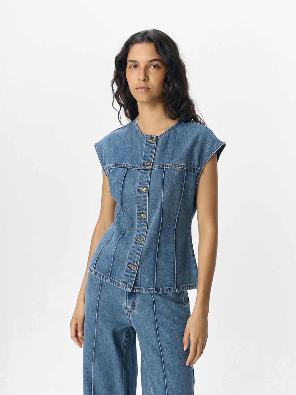 model_shot-front