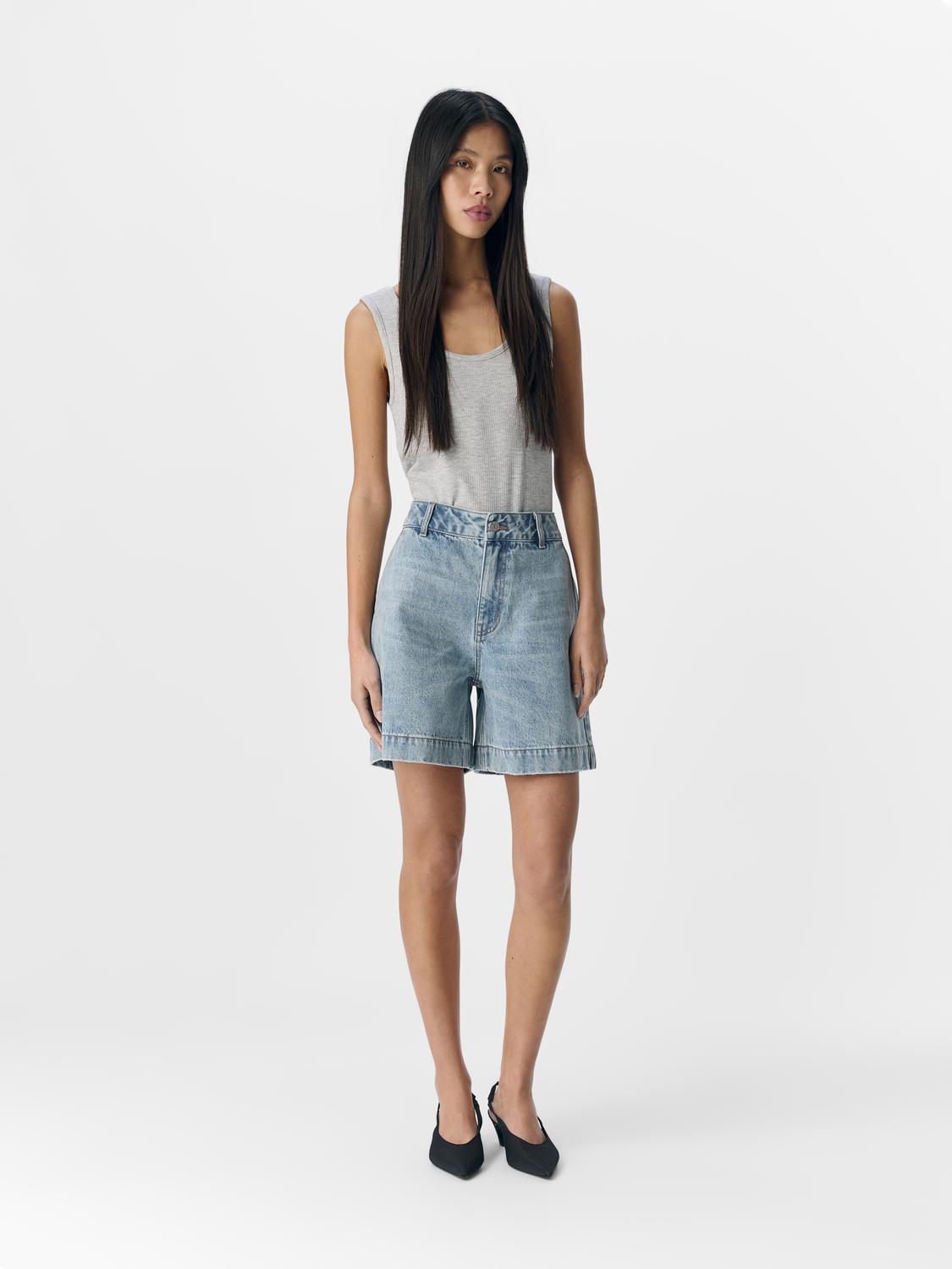 model_shot-front_full