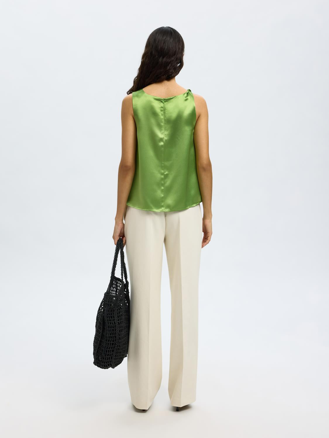 model_shot-back