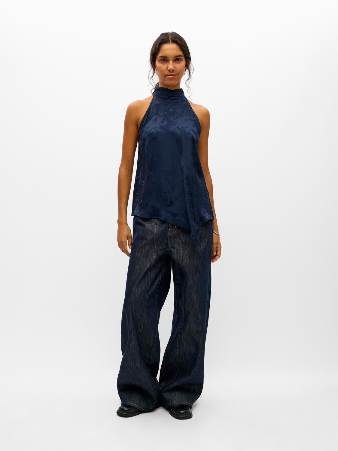 model_shot-front_full