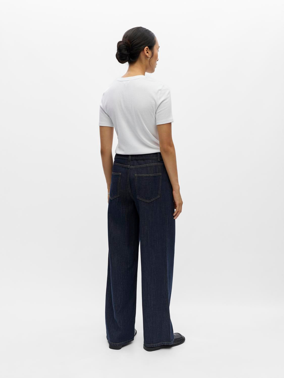model_shot-back