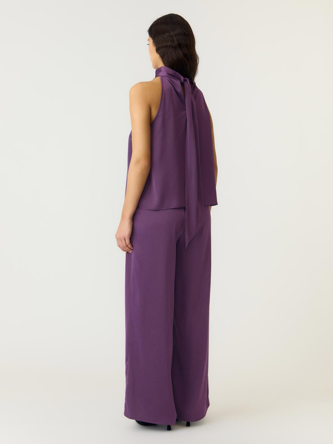 model_shot-back