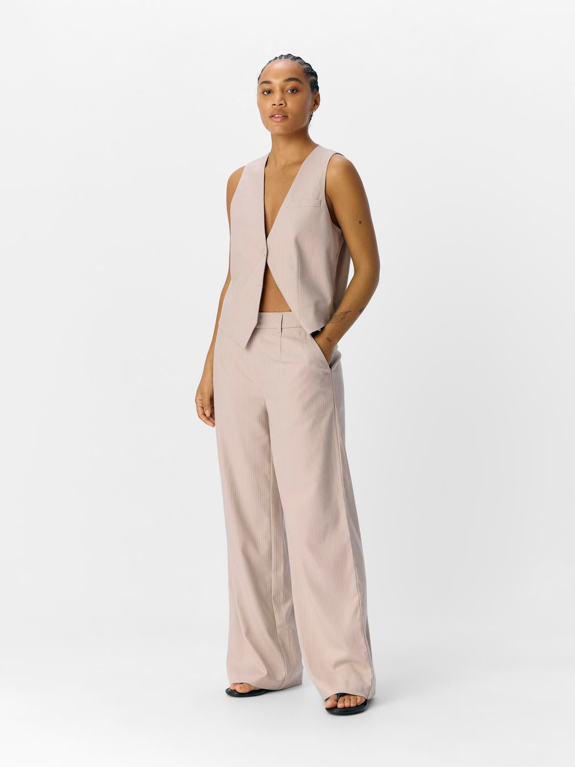 model_shot-front_full