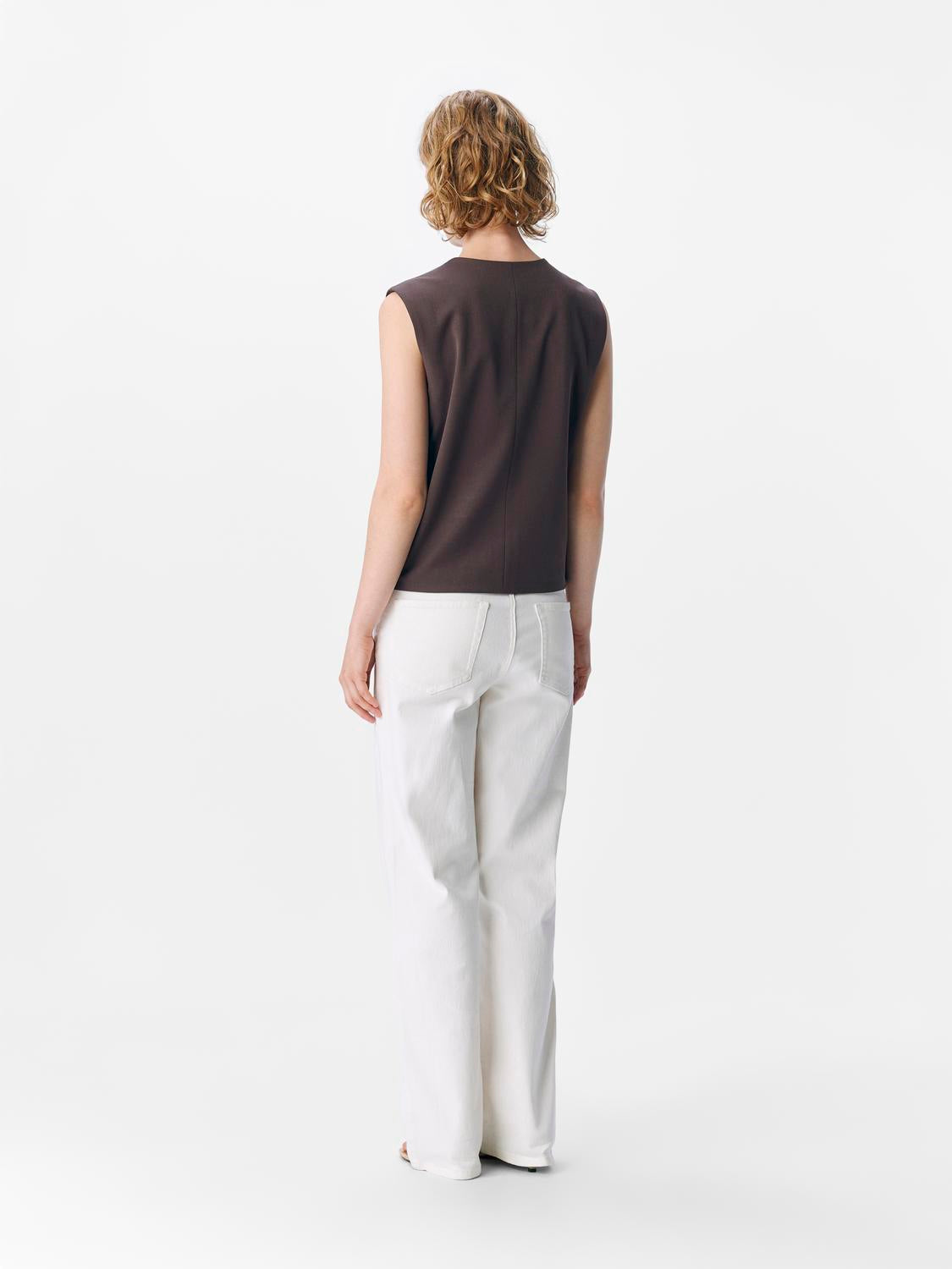 model_shot-back