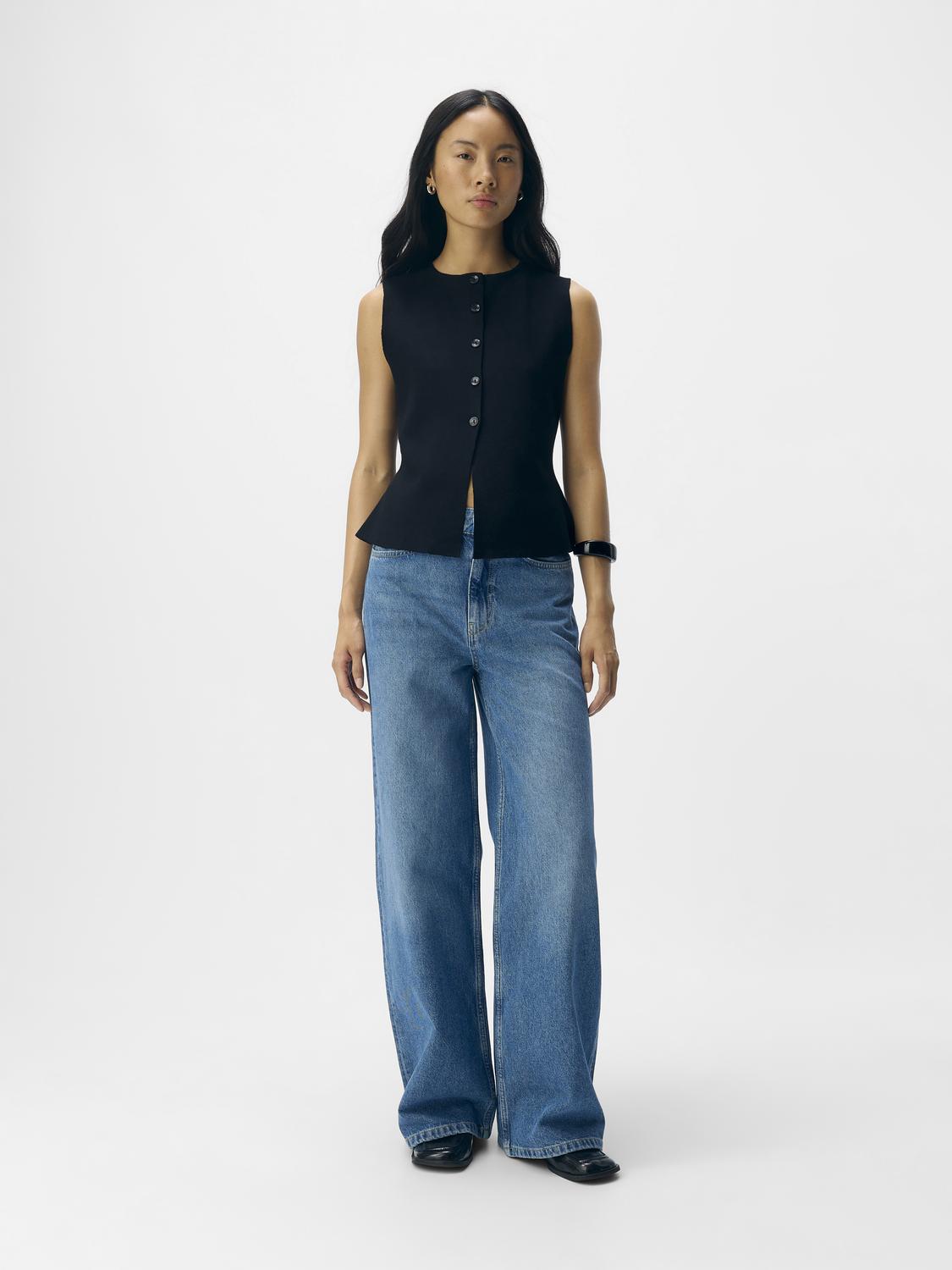 model_shot-front_full