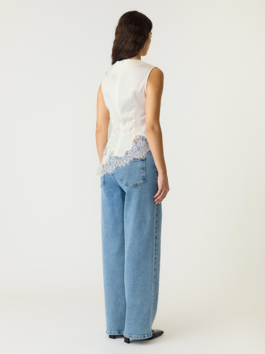 model_shot-back