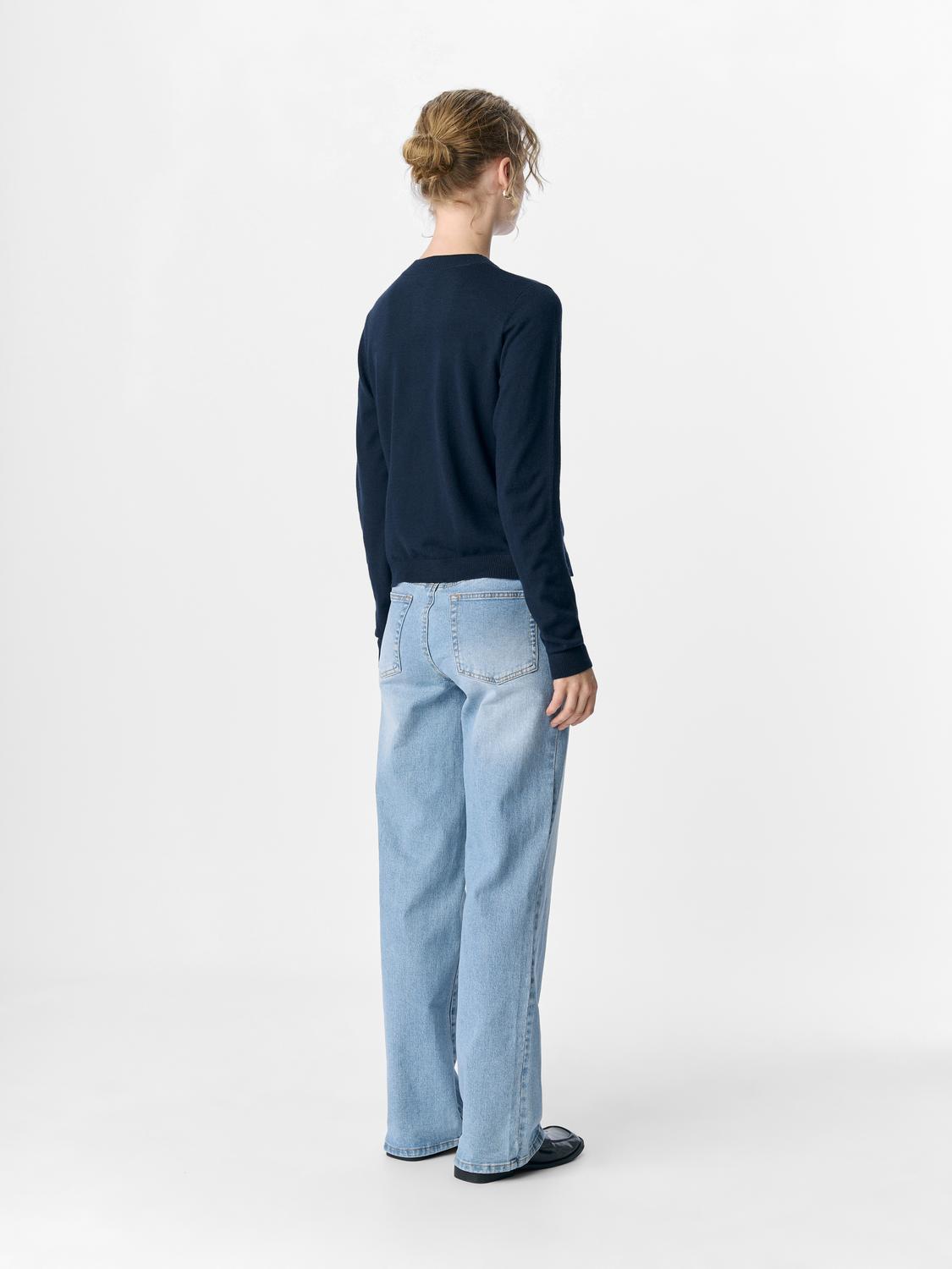 model_shot-back