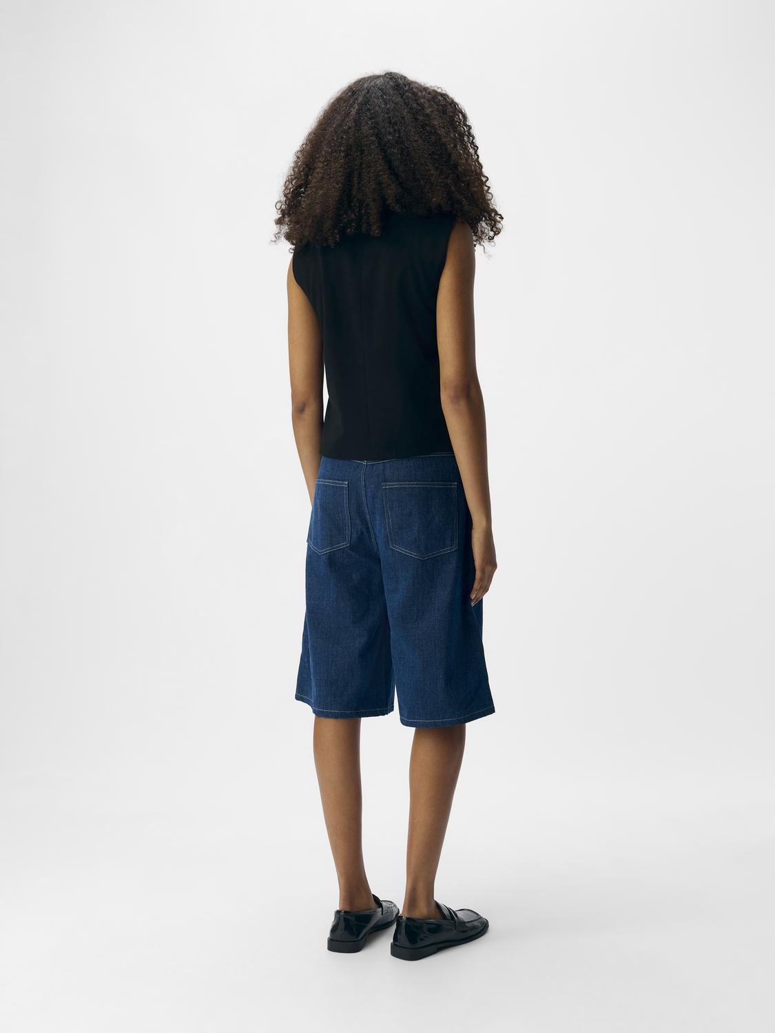 model_shot-back