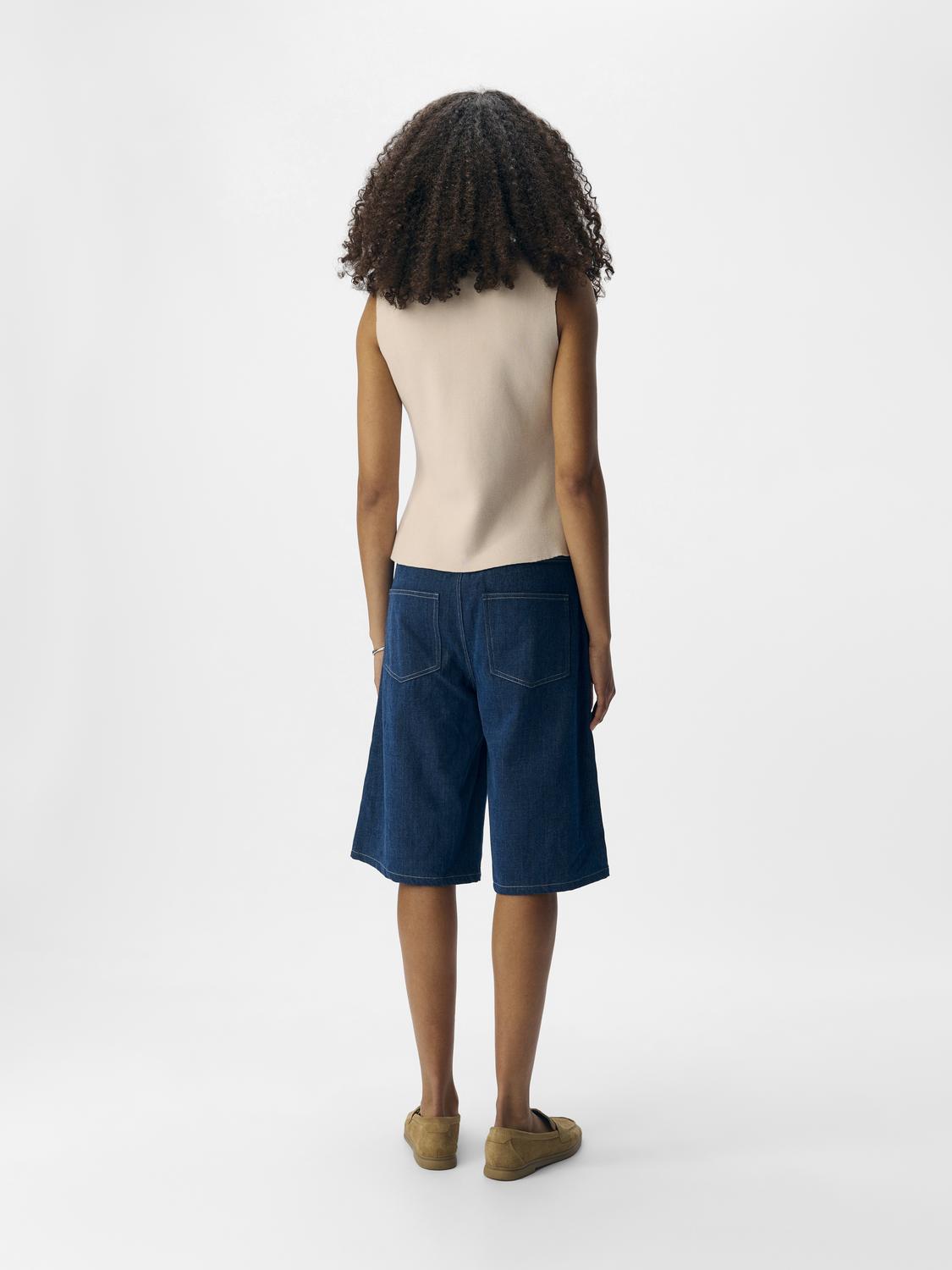 model_shot-back