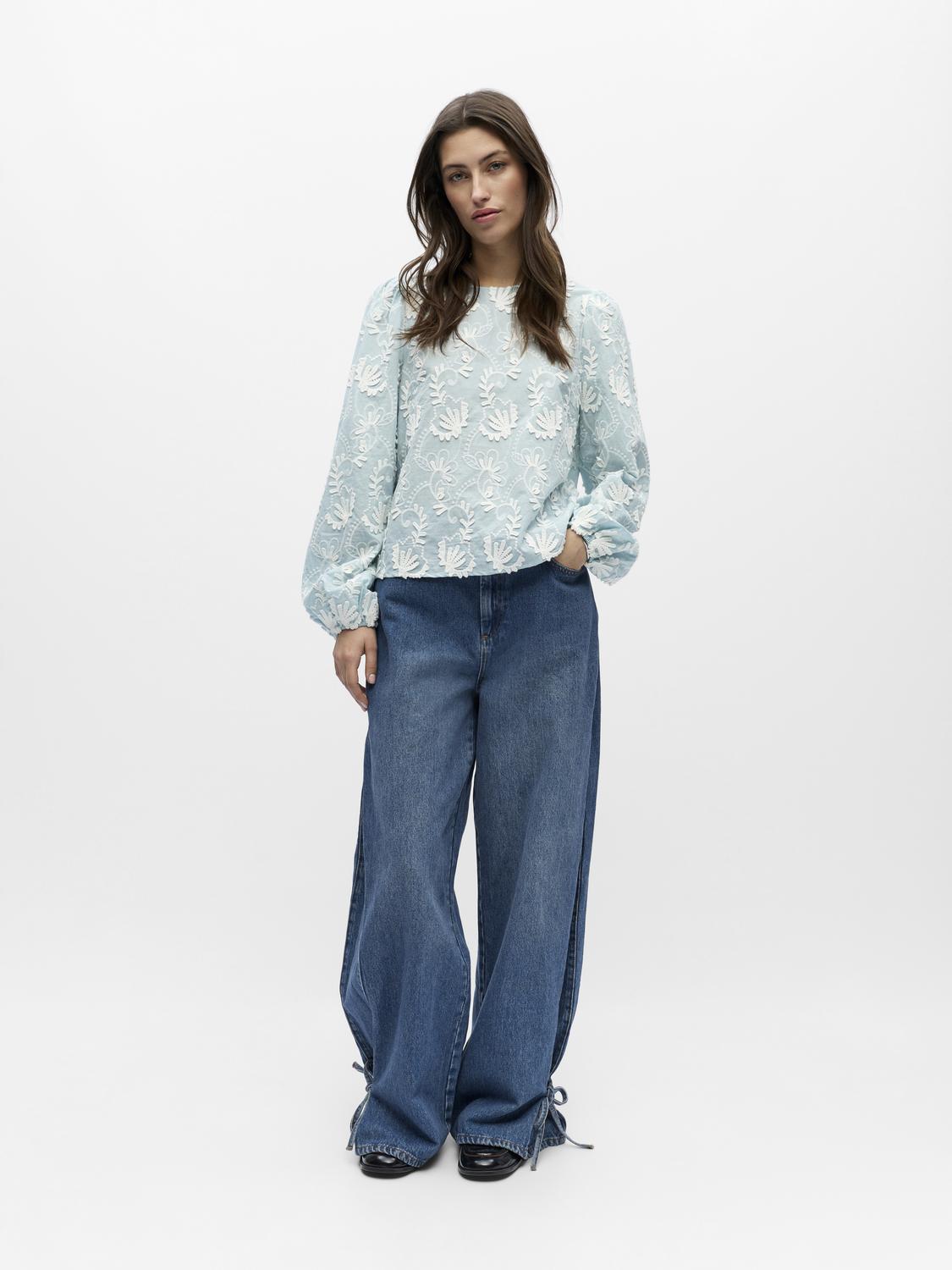 model_shot-front_full