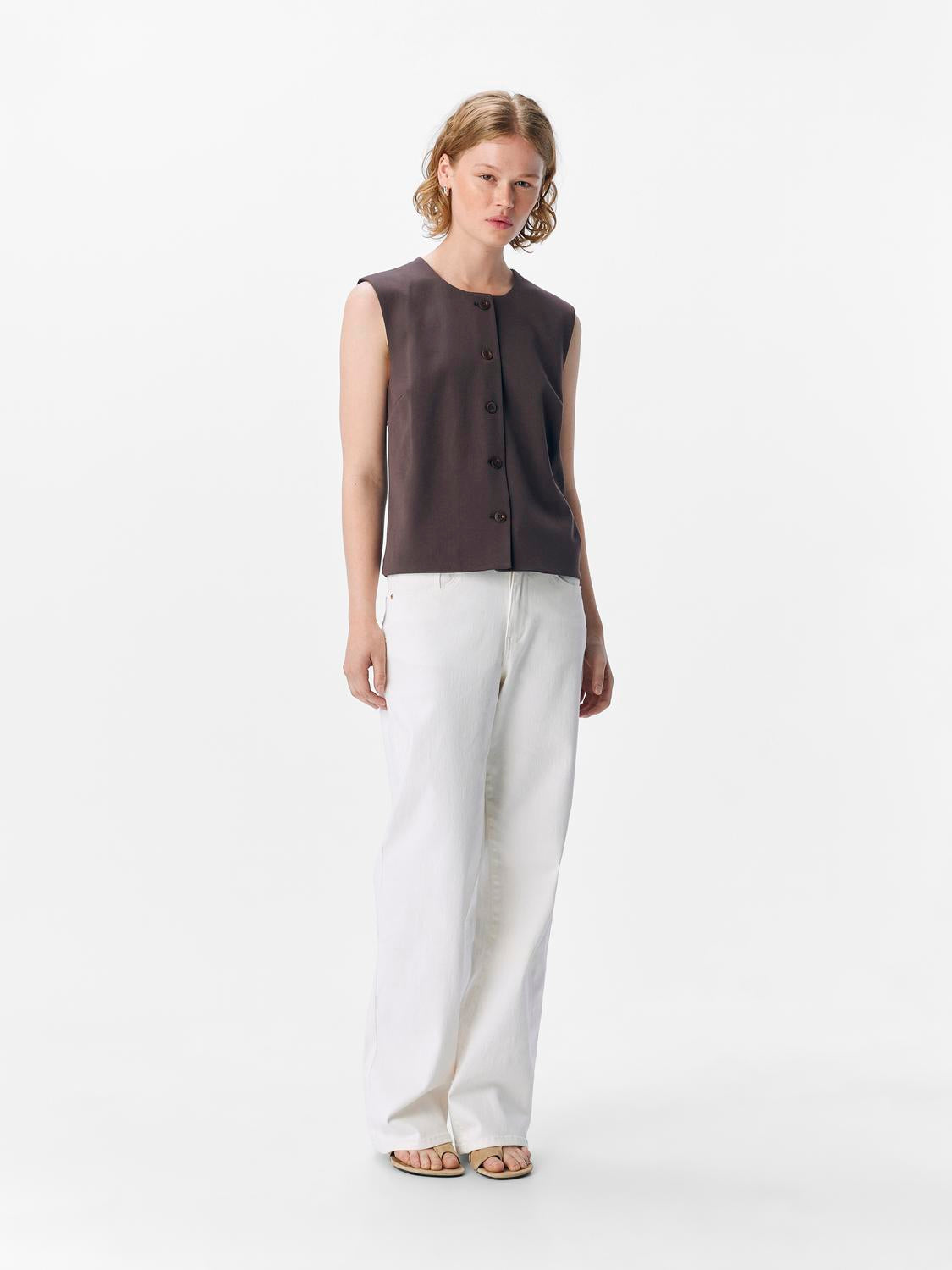 model_shot-front_full