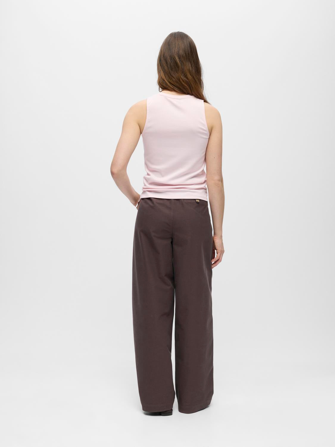 model_shot-back