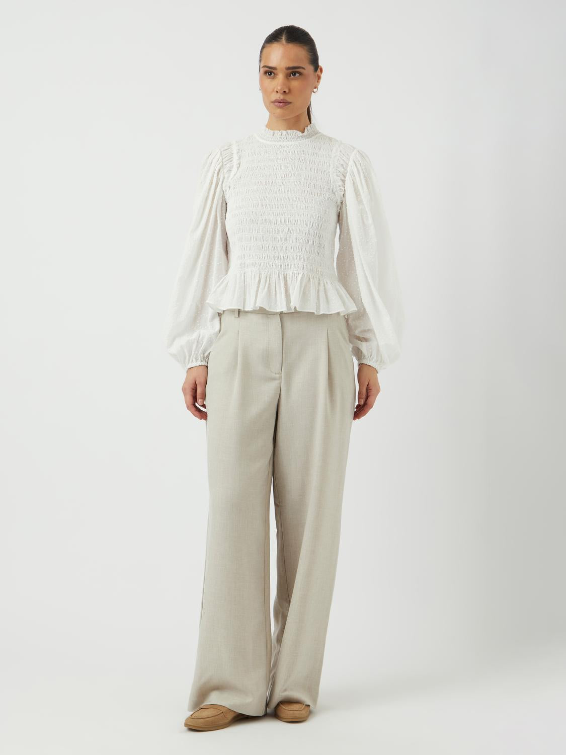 model_shot-front_full