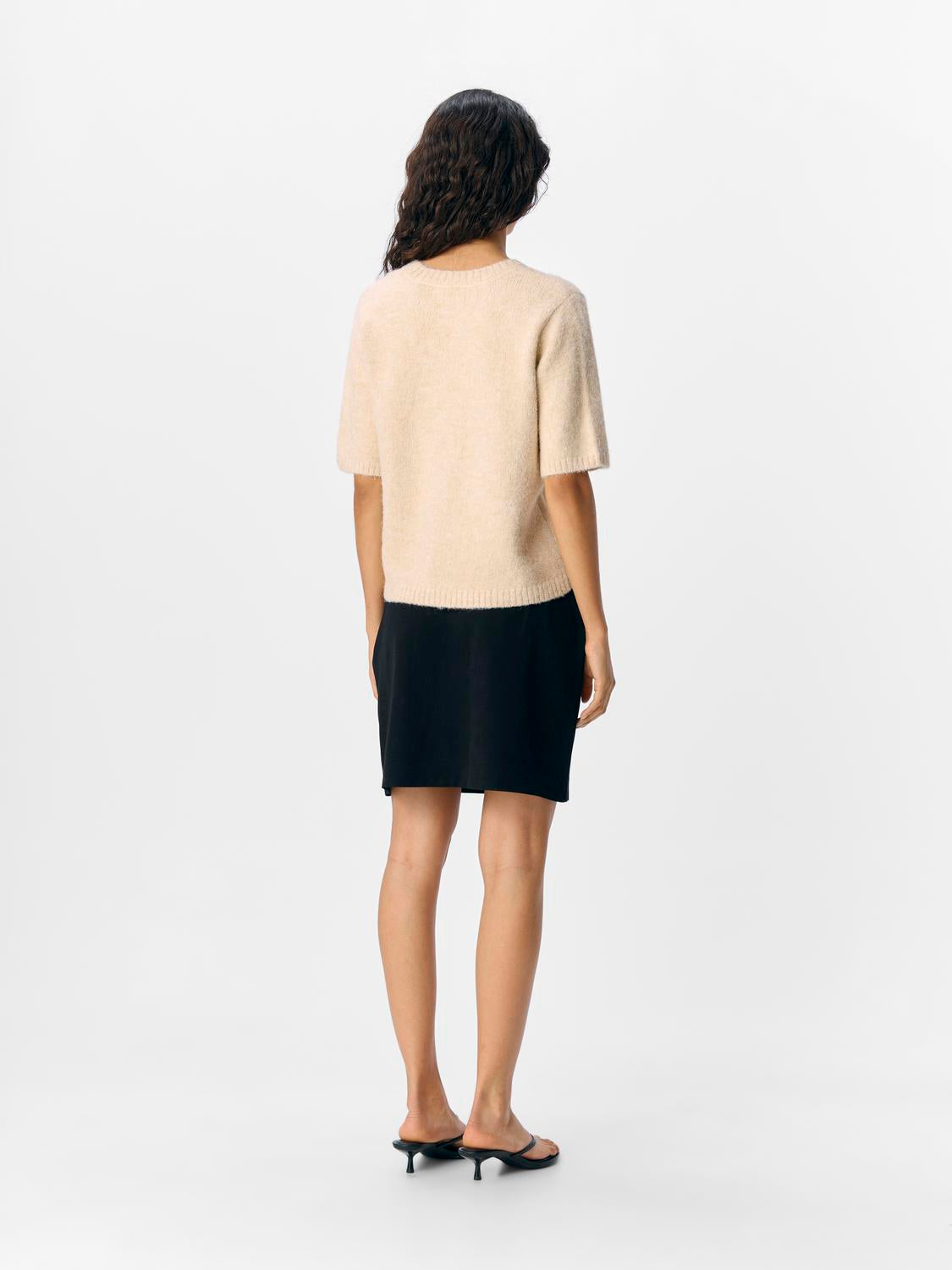 model_shot-back