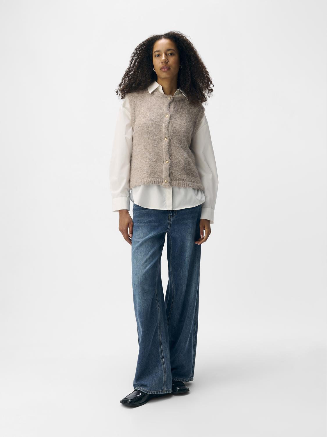 model_shot-front_full