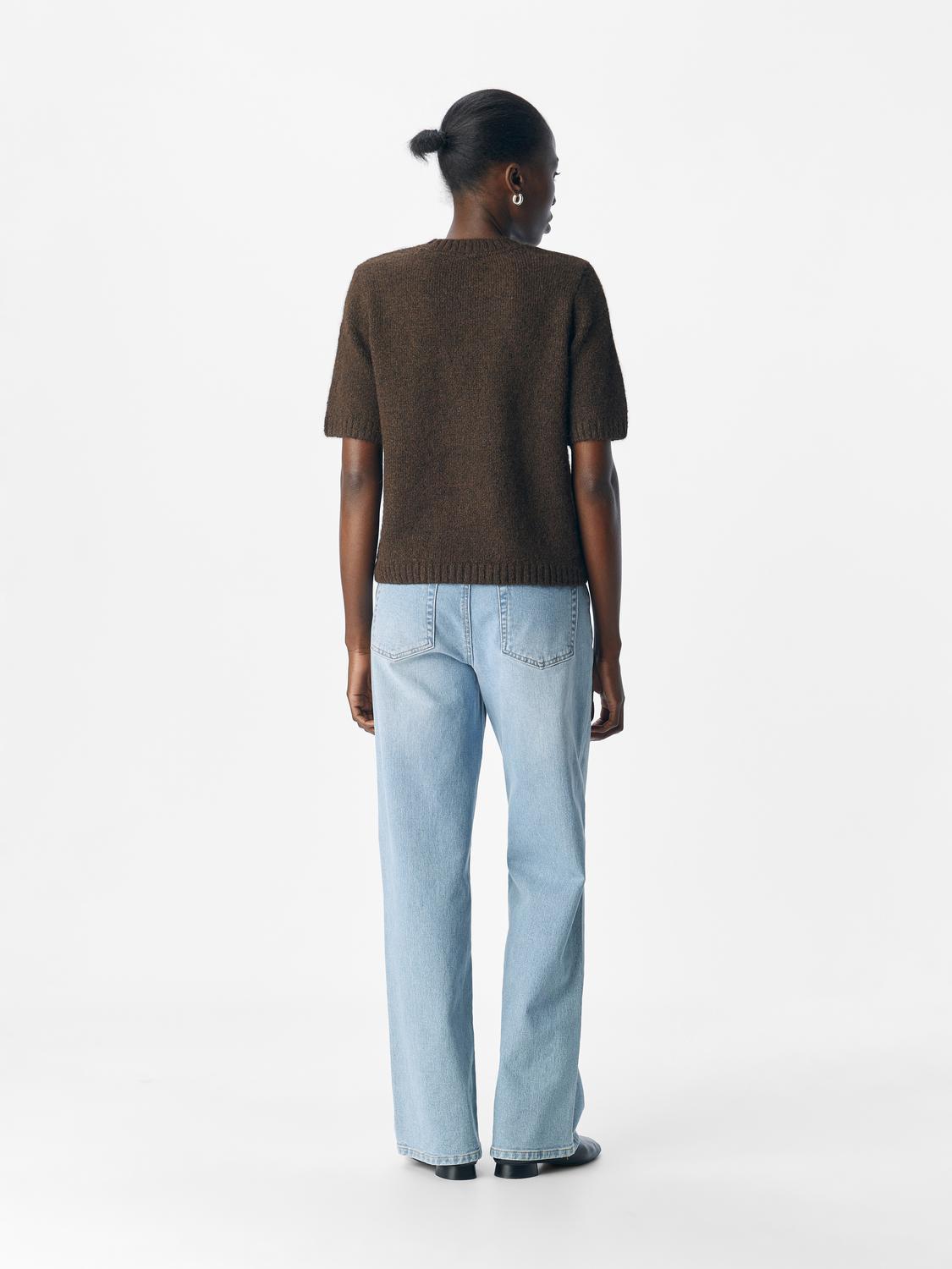 model_shot-back