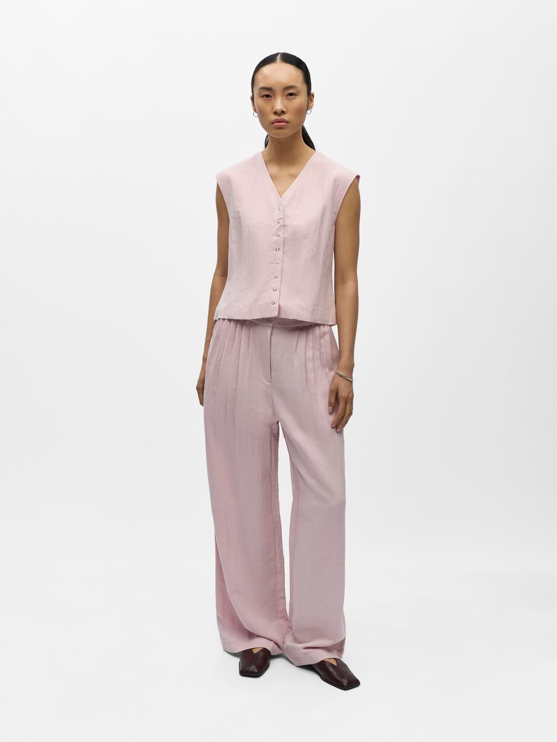 model_shot-front_full