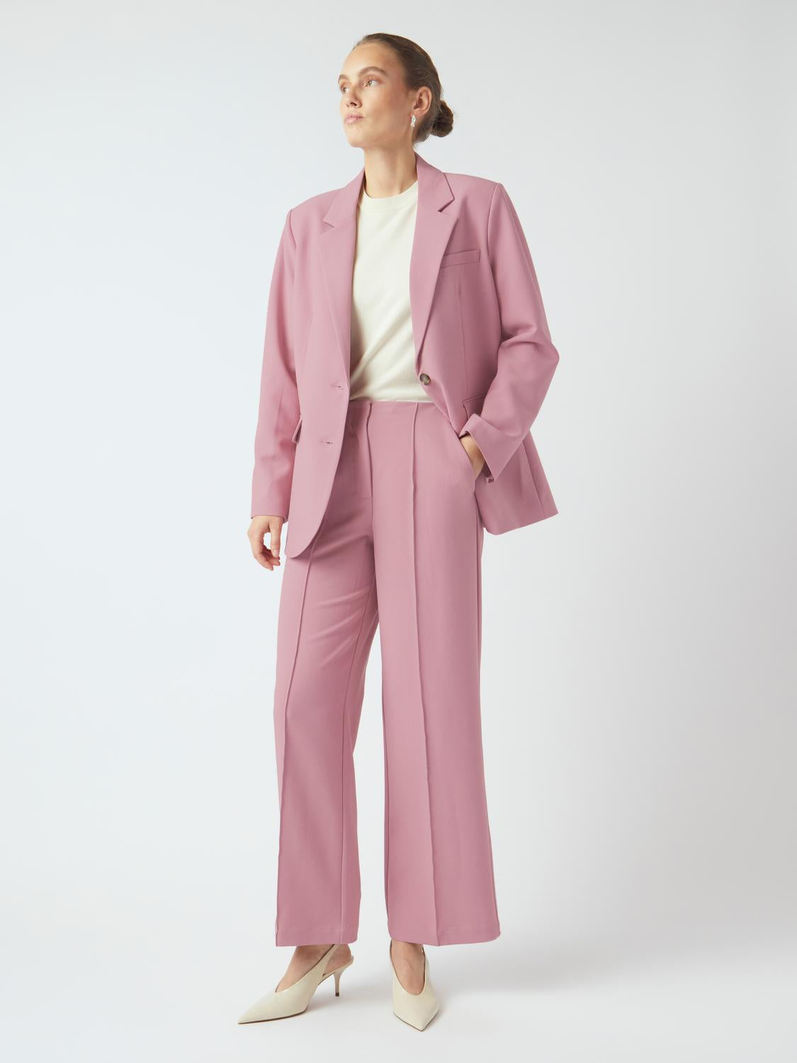 model_shot-front_full