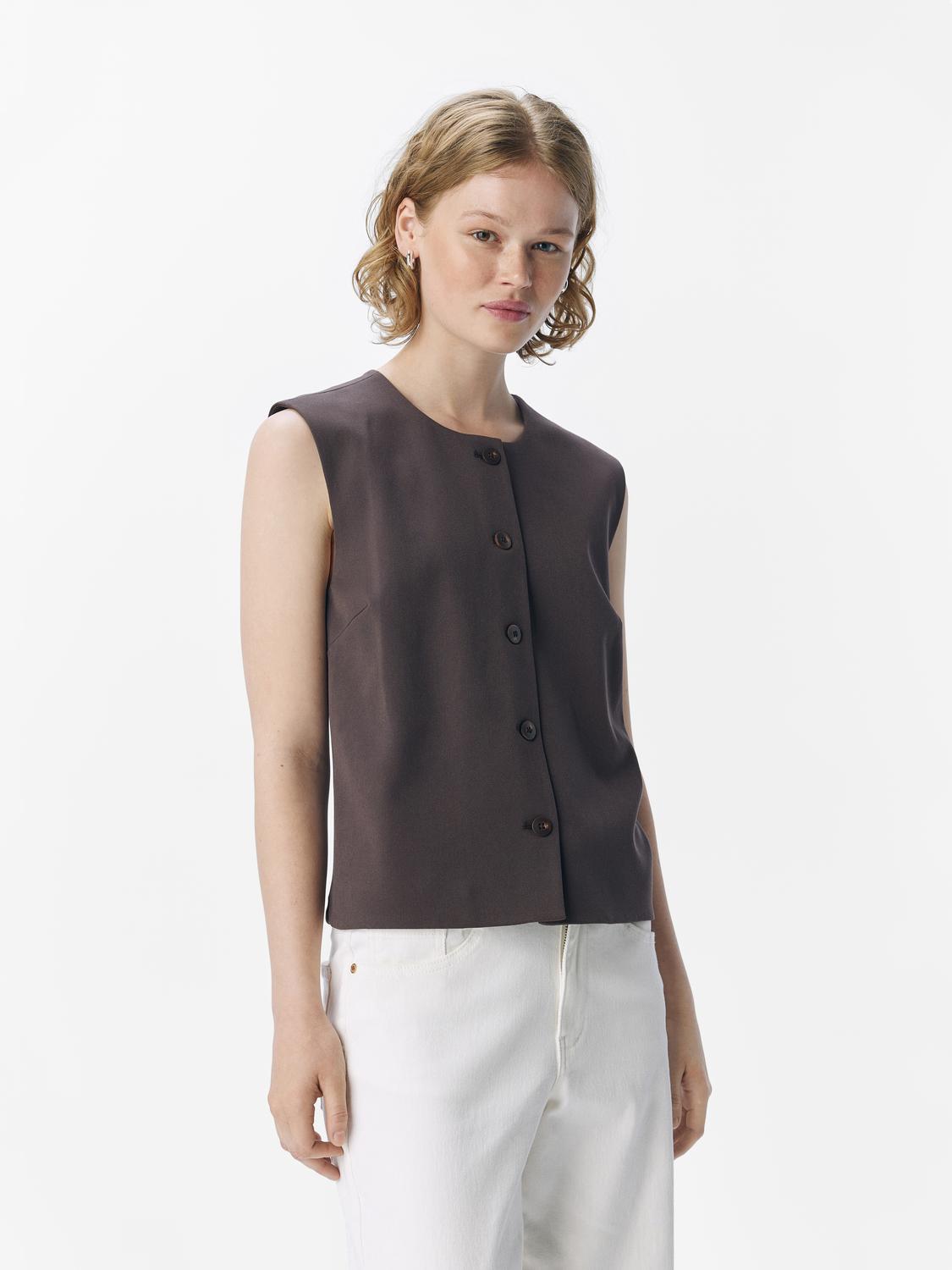 model_shot-front