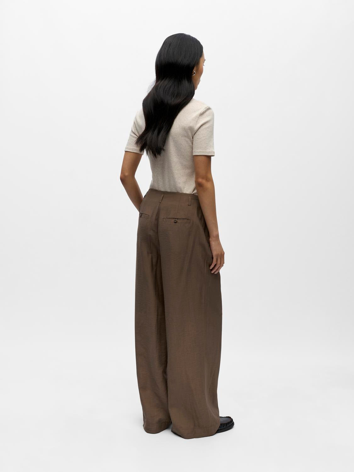 model_shot-back