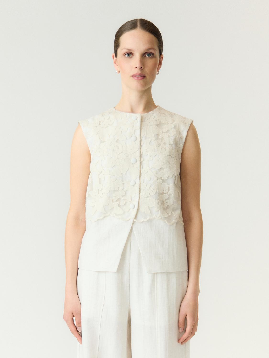 model_shot-front