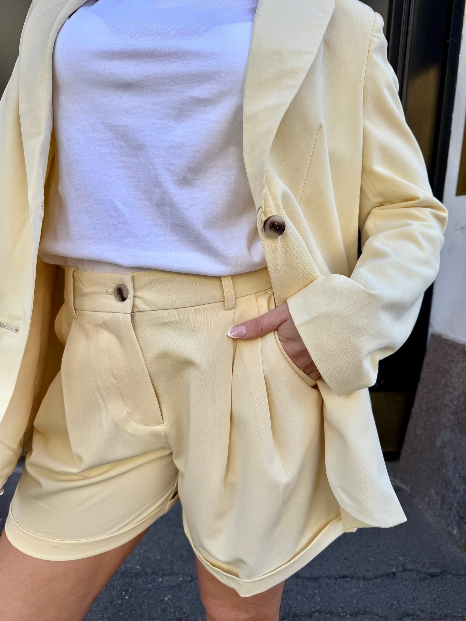 VIHANDI Shorts - Pale Banana