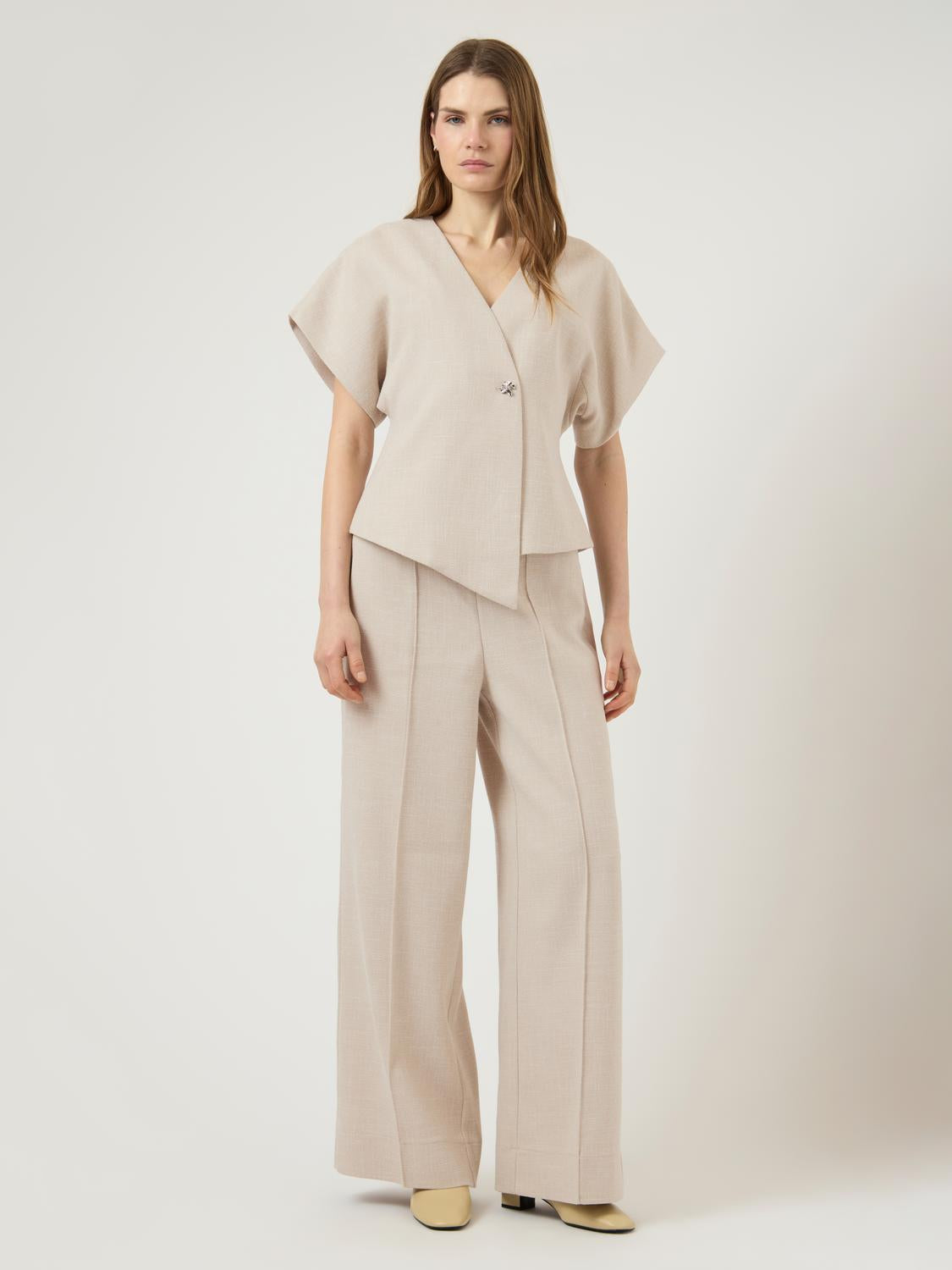 model_shot-front_full
