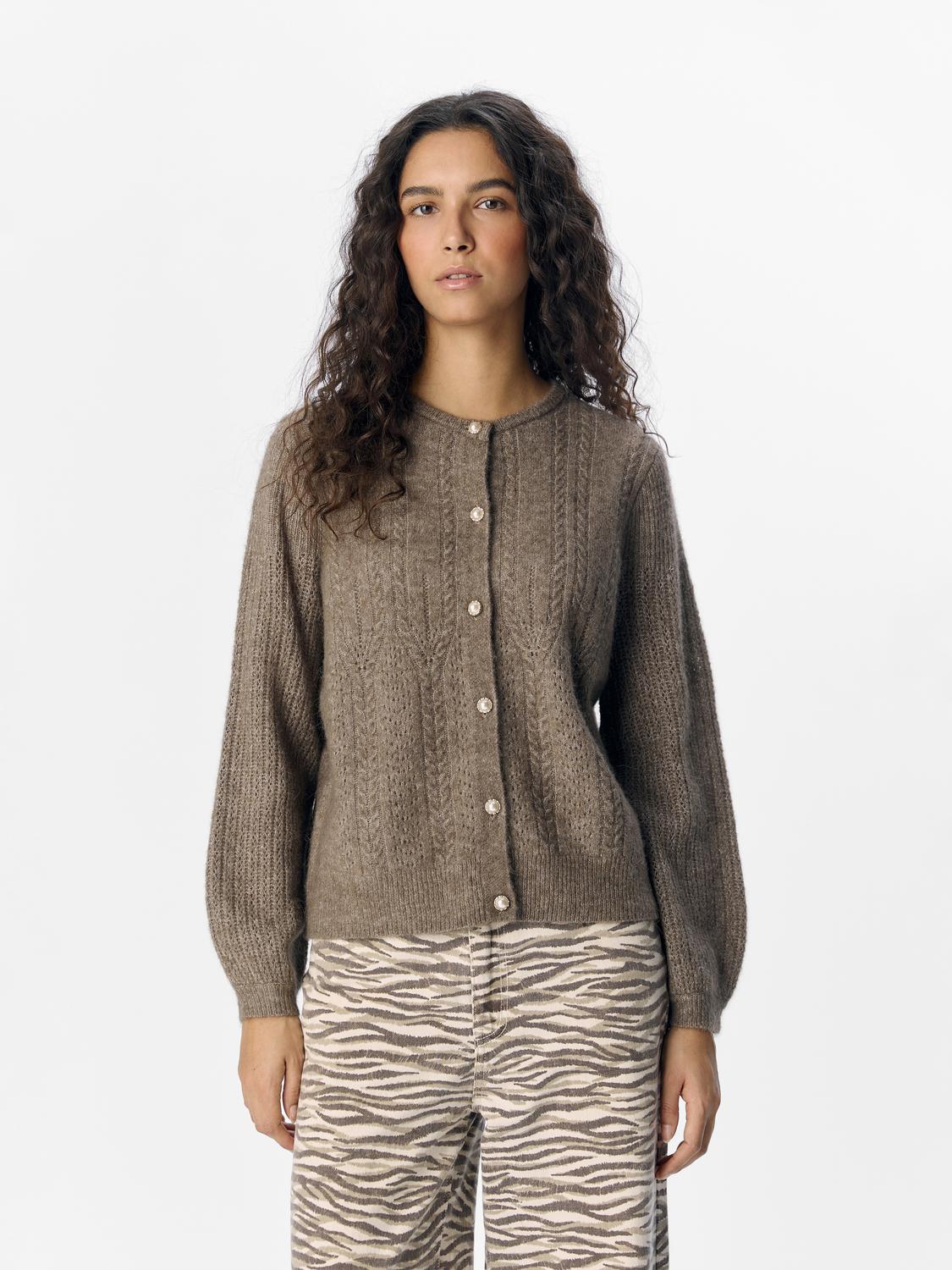 model_shot-front