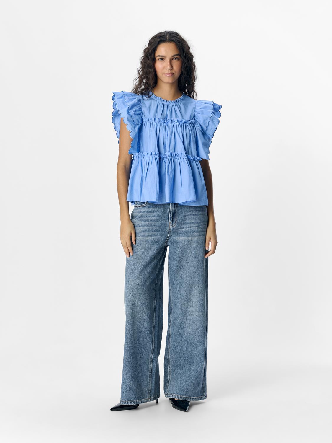 model_shot-front_full