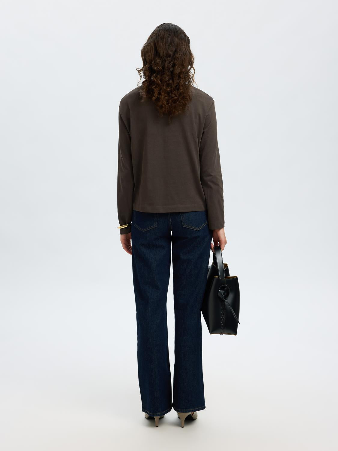 model_shot-back